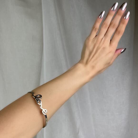 💕 NWOT Silver Tone LOVE Cursive Bangle Bracelet Size OS One Size - Picture 10 of 16